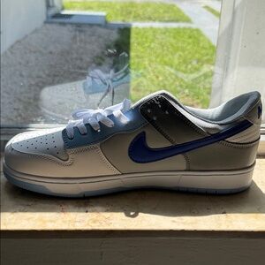 Nike Men's Low-Top Sneaker in White and Blue